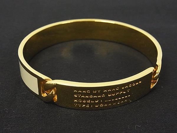 商品情報 ブランド名 MARC BY MARC JACOBS マークバイマークジェイコブス 状態ランク ABランク(美品) ライン カラーゴールド系×アイボリー系 素材 サイズ(cm) 内周:約18.8cm　幅:約1.1cm サイズ(inch) ポケット 付属品画像内にあるものが全てになります シリアル及び刻印 状態使用感小　擦れ小　汚れ小　小傷 □□□　状態ランクについて　□□□ 【N】　新品 【S】　未使用品（展示品など） 【A】　傷汚れが少なく状態の良い商品 【B】　程よい使用感や多少の傷、汚れはあるが程度良好の商品 【C】　使用感の他、目立つ傷や汚れが見れる商品 【D】　かなり大きな痛みがある難あり商品 ※記載させていただきました状態説明・ランクは、あくまで弊社基準にて判断したものとなります。 その為、個人差による主観の差が生じる場合も御座いますので、あらかじめご了承頂いた上で、ご検討下さいませ。 pleasure（株式会社peace）が販売しています。 出品中の商品につきましては全て正規品(本物）でございます。 （古物許可証第305521507463東京都公安委員会）