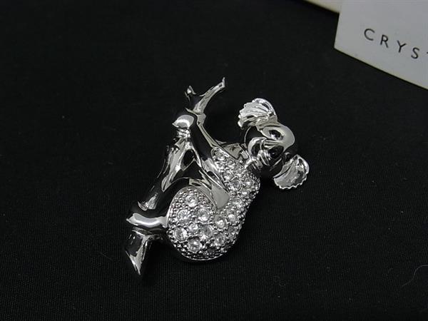 商品情報 ブランド名 SWAROVSKI スワロフスキー 状態ランク Aランク(極美品) ライン カラーシルバー系 素材 サイズ(cm) W 約3.7cm　H 約3cm サイズ(inch) W 約1.46inch　H 約1.18inch ポケット 付属品画像内にあるものが全てになります シリアル及び刻印 状態使用感小　擦れ小 □□□　状態ランクについて　□□□ 【N】　新品 【S】　未使用品（展示品など） 【A】　傷汚れが少なく状態の良い商品 【B】　程よい使用感や多少の傷、汚れはあるが程度良好の商品 【C】　使用感の他、目立つ傷や汚れが見れる商品 【D】　かなり大きな痛みがある難あり商品 ※記載させていただきました状態説明・ランクは、あくまで弊社基準にて判断したものとなります。 その為、個人差による主観の差が生じる場合も御座いますので、あらかじめご了承頂いた上で、ご検討下さいませ。 pleasure（株式会社peace）が販売しています。 出品中の商品につきましては全て正規品(本物）でございます。 （古物許可証第305521507463東京都公安委員会）