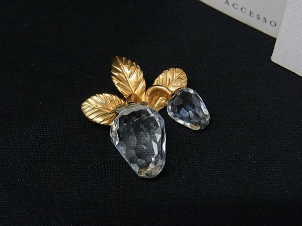 商品情報 ブランド名 SWAROVSKI スワロフスキー 状態ランク ABランク(美品) ライン カラーゴールド系×クリア 素材 サイズ(cm) 全長:約2.5cm サイズ(inch) 全長:約0.98inch ポケット 付属品画像内にあるものが全てになります シリアル及び刻印 状態使用感　擦れ小　くすみ補修跡　ピン緩み小 □□□　状態ランクについて　□□□ 【N】　新品 【S】　未使用品（展示品など） 【A】　傷汚れが少なく状態の良い商品 【B】　程よい使用感や多少の傷、汚れはあるが程度良好の商品 【C】　使用感の他、目立つ傷や汚れが見れる商品 【D】　かなり大きな痛みがある難あり商品 ※記載させていただきました状態説明・ランクは、あくまで弊社基準にて判断したものとなります。 その為、個人差による主観の差が生じる場合も御座いますので、あらかじめご了承頂いた上で、ご検討下さいませ。 pleasure（株式会社peace）が販売しています。 出品中の商品につきましては全て正規品(本物）でございます。 （古物許可証第305521507463東京都公安委員会）