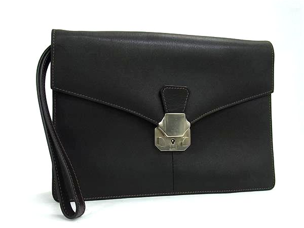 商品情報 ブランド名 dunhill ダンヒル 状態ランク ABランク(美品) ライン カラーダークブラウン系 素材 レザー サイズ(cm) W 約26cm　H 約18cm　D 約6cm サイズ(inch) W 約10.24inch　H 約7.09inch　D 約2.36inch ポケット外 ポケット×1 付属品画像内にあるものが全てになります シリアル及び刻印 状態使用感小　擦れ小　汚れ小　金具くすみ剥がれ　 □□□　状態ランクについて　□□□ 【N】　新品 【S】　未使用品（展示品など） 【A】　傷汚れが少なく状態の良い商品 【B】　程よい使用感や多少の傷、汚れはあるが程度良好の商品 【C】　使用感の他、目立つ傷や汚れが見れる商品 【D】　かなり大きな痛みがある難あり商品 ※記載させていただきました状態説明・ランクは、あくまで弊社基準にて判断したものとなります。 その為、個人差による主観の差が生じる場合も御座いますので、あらかじめご了承頂いた上で、ご検討下さいませ。 pleasure（株式会社peace）が販売しています。 出品中の商品につきましては全て正規品(本物）でございます。 （古物許可証第305521507463東京都公安委員会）