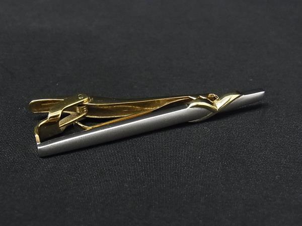 商品情報 ブランド名 YVESSAINTLAURENT イヴサンローラン 状態ランク Bランク ライン カラーシルバー系×ゴールド系 素材 サイズ(cm) 全長:約5.7cm サイズ(inch) 全長:約2.24inch ポケット 付属品画像内にあるものが全てになります シリアル及び刻印 状態使用感　擦れ　小傷くすみ小 □□□　状態ランクについて　□□□ 【N】　新品 【S】　未使用品（展示品など） 【A】　傷汚れが少なく状態の良い商品 【B】　程よい使用感や多少の傷、汚れはあるが程度良好の商品 【C】　使用感の他、目立つ傷や汚れが見れる商品 【D】　かなり大きな痛みがある難あり商品 ※記載させていただきました状態説明・ランクは、あくまで弊社基準にて判断したものとなります。 その為、個人差による主観の差が生じる場合も御座いますので、あらかじめご了承頂いた上で、ご検討下さいませ。 pleasure（株式会社peace）が販売しています。 出品中の商品につきましては全て正規品(本物）でございます。 （古物許可証第305521507463東京都公安委員会）