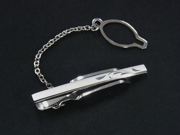 商品情報 ブランド名 状態ランク Aランク(極美品) ライン カラーシルバー系 素材 SV925 サイズ(cm) 全長:約4cm幅:約0.3cm サイズ(inch) ポケット 付属品画像内にあるものが全てになります シリアル及び刻印 状態使用感小　擦れ小 □□□　状態ランクについて　□□□ 【N】　新品 【S】　未使用品（展示品など） 【A】　傷汚れが少なく状態の良い商品 【B】　程よい使用感や多少の傷、汚れはあるが程度良好の商品 【C】　使用感の他、目立つ傷や汚れが見れる商品 【D】　かなり大きな痛みがある難あり商品 ※記載させていただきました状態説明・ランクは、あくまで弊社基準にて判断したものとなります。 その為、個人差による主観の差が生じる場合も御座いますので、あらかじめご了承頂いた上で、ご検討下さいませ。 pleasure（株式会社peace）が販売しています。 出品中の商品につきましては全て正規品(本物）でございます。 （古物許可証第305521507463東京都公安委員会）