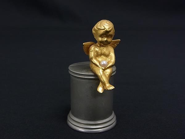 商品情報 ブランド名 MIKIMOTO ミキモト 状態ランク Bランク ライン カラーゴールド系×シルバー系 素材 サイズ(cm) W 約2.8cm　H 約6.1cm　D 約3cmパール:約4mm サイズ(inch) W 約1.10inch　H 約2.40inch　D 約1.18inch ポケット 付属品画像内にあるものが全てになります シリアル及び刻印 状態使用感　擦れ　くすみ □□□　状態ランクについて　□□□ 【N】　新品 【S】　未使用品（展示品など） 【A】　傷汚れが少なく状態の良い商品 【B】　程よい使用感や多少の傷、汚れはあるが程度良好の商品 【C】　使用感の他、目立つ傷や汚れが見れる商品 【D】　かなり大きな痛みがある難あり商品 ※記載させていただきました状態説明・ランクは、あくまで弊社基準にて判断したものとなります。 その為、個人差による主観の差が生じる場合も御座いますので、あらかじめご了承頂いた上で、ご検討下さいませ。 pleasure（株式会社peace）が販売しています。 出品中の商品につきましては全て正規品(本物）でございます。 （古物許可証第305521507463東京都公安委員会）