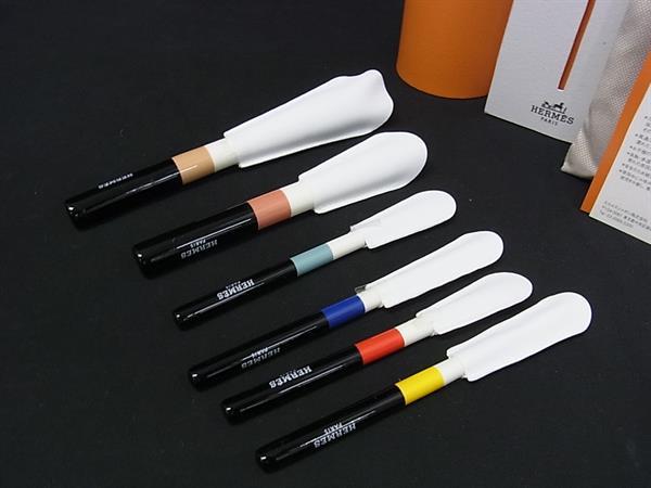 商品情報 ブランド名 HERMES エルメス 状態ランク SAランク(新品同様) ライン カラー 素材 サイズ(cm) フェイスブラシ(ラエリアン)　W 約1.7cm　H 約15.1cmフェイスブラシ(ル ムルチ タン)　W 約1.5cm　H 約12.5cmアイメイクブラシ(レストンパー)　W 約0.8cm　H 約12.7cmアイメイクブラシ(ロンブルール)　W 約0.6cm　H 約12cmアイメイクブラシ(ラ ブロス)　W 約0.7cm　H 約13cmリップブラシ(ル コントゥール)　W 約0.7cm　H 約11.6cm サイズ(inch) ポケット 付属品画像内にあるものが全てになります シリアル及び刻印 状態擦れ小　小傷 □□□　状態ランクについて　□□□ 【N】　新品 【S】　未使用品（展示品など） 【A】　傷汚れが少なく状態の良い商品 【B】　程よい使用感や多少の傷、汚れはあるが程度良好の商品 【C】　使用感の他、目立つ傷や汚れが見れる商品 【D】　かなり大きな痛みがある難あり商品 ※記載させていただきました状態説明・ランクは、あくまで弊社基準にて判断したものとなります。 その為、個人差による主観の差が生じる場合も御座いますので、あらかじめご了承頂いた上で、ご検討下さいませ。 pleasure（株式会社peace）が販売しています。 出品中の商品につきましては全て正規品(本物）でございます。 （古物許可証第305521507463東京都公安委員会）