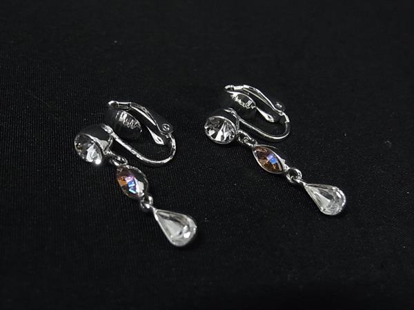 商品情報 ブランド名 GIVENCHY ジバンシィ 状態ランク Bランク ライン カラーシルバー系 素材 サイズ W 約0.5cm　H 約2.5cm ポケット 付属品画像内にあるものが全てになります シリアル及び刻印 状態使用感小　擦れ小　くすみ □□□　状態ランクについて　□□□ 【N】　新品 【S】　未使用品（展示品など） 【A】　傷汚れが少なく状態の良い商品 【B】　程よい使用感や多少の傷、汚れはあるが程度良好の商品 【C】　使用感の他、目立つ傷や汚れが見れる商品 【D】　かなり大きな痛みがある難あり商品 ※記載させていただきました状態説明・ランクは、あくまで弊社基準にて判断したものとなります。 その為、個人差による主観の差が生じる場合も御座いますので、あらかじめご了承頂いた上で、ご検討下さいませ。 pleasure（株式会社peace）が販売しています。 出品中の商品につきましては全て正規品(本物）でございます。 （古物許可証第305521507463東京都公安委員会）