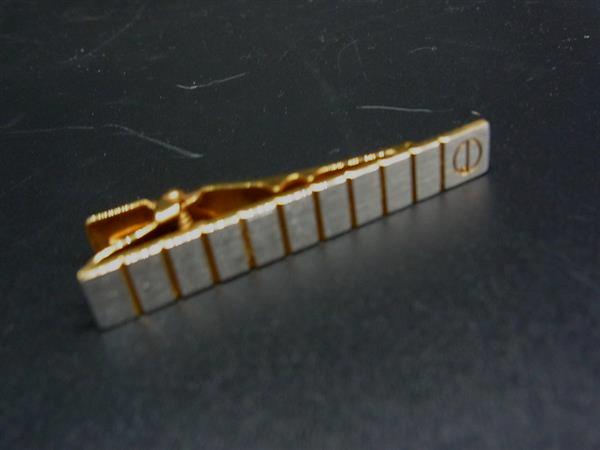 ■美品■ dunhill ダンヒル タイピン タイクリップ アクセサリー 紳士 ビジネス メンズ ゴールド系×シルバー系 DN1050