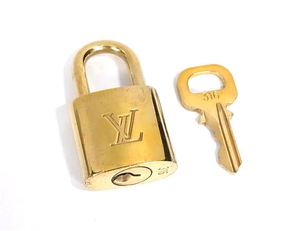 商品情報 ブランド名 LOUIS VUITTON ルイヴィトン 状態ランク ABランク(美品) ライン カラーゴールド系 素材 サイズ W 約2.1cm　H 約3.7cm　D 約1cm ポケット 付属品画像内にあるものが全てになります シリアル及び刻印 状態使用感小　擦れ小　小傷くすみ小 □□□　状態ランクについて　□□□ 【N】　新品 【S】　未使用品（展示品など） 【A】　傷汚れが少なく状態の良い商品 【B】　程よい使用感や多少の傷、汚れはあるが程度良好の商品 【C】　使用感の他、目立つ傷や汚れが見れる商品 【D】　かなり大きな痛みがある難あり商品 ※記載させていただきました状態説明・ランクは、あくまで弊社基準にて判断したものとなります。 その為、個人差による主観の差が生じる場合も御座いますので、あらかじめご了承頂いた上で、ご検討下さいませ。 pleasure（株式会社peace）が販売しています。 出品中の商品につきましては全て正規品(本物）でございます。 （古物許可証第305521507463東京都公安委員会）