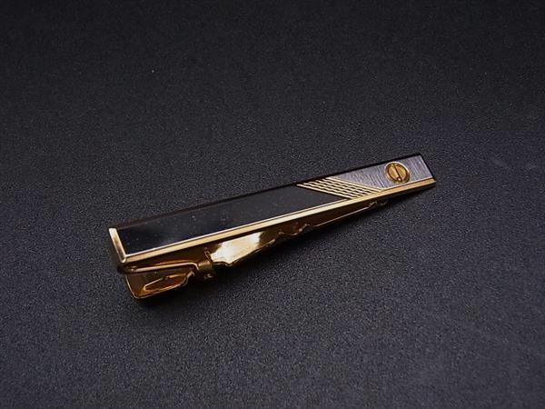 商品情報 ブランド名 dunhill ダンヒル 状態ランク Bランク ライン カラーシルバー系×ゴールド系 素材 サイズ(cm) 全長:約5.5cm サイズ(inch) 全長:約2.17inch ポケット 付属品画像内にあるものが全てになります シリアル及び刻印 状態使用感　擦れ　汚れ小　小傷　くすみ □□□　状態ランクについて　□□□ 【N】　新品 【S】　未使用品（展示品など） 【A】　傷汚れが少なく状態の良い商品 【B】　程よい使用感や多少の傷、汚れはあるが程度良好の商品 【C】　使用感の他、目立つ傷や汚れが見れる商品 【D】　かなり大きな痛みがある難あり商品 ※記載させていただきました状態説明・ランクは、あくまで弊社基準にて判断したものとなります。 その為、個人差による主観の差が生じる場合も御座いますので、あらかじめご了承頂いた上で、ご検討下さいませ。 pleasure（株式会社peace）が販売しています。 出品中の商品につきましては全て正規品(本物）でございます。 （古物許可証第305521507463東京都公安委員会）