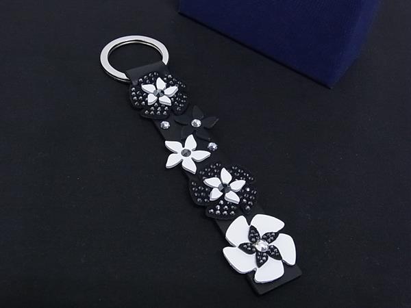 ■新品■未使用■ SWAROVSKI スワロフスキー 5413901 レザー フラワー 花 ラインストーン キーホルダー ブラック系×ホワイト系 DN2443