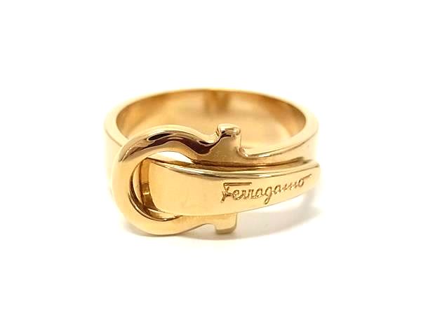 商品情報 ブランド名 Salvatore Ferragamo フェラガモ 状態ランク SAランク(新品同様) ライン カラーゴールド系 素材 サイズ(cm) W 約2.9cm　H 約1.4cm サイズ(inch) W 約1.14inch　H 約0.55inch ポケット 付属品画像内にあるものが全てになります シリアル及び刻印 状態擦れ小 □□□　状態ランクについて　□□□ 【N】　新品 【S】　未使用品（展示品など） 【A】　傷汚れが少なく状態の良い商品 【B】　程よい使用感や多少の傷、汚れはあるが程度良好の商品 【C】　使用感の他、目立つ傷や汚れが見れる商品 【D】　かなり大きな痛みがある難あり商品 ※記載させていただきました状態説明・ランクは、あくまで弊社基準にて判断したものとなります。 その為、個人差による主観の差が生じる場合も御座いますので、あらかじめご了承頂いた上で、ご検討下さいませ。 pleasure（株式会社peace）が販売しています。 出品中の商品につきましては全て正規品(本物）でございます。 （古物許可証第305521507463東京都公安委員会）