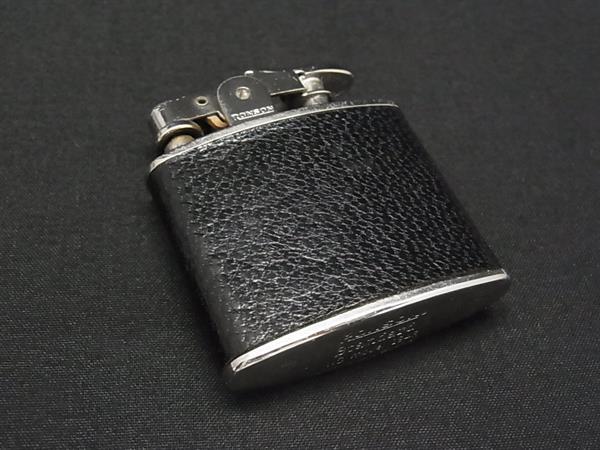 商品情報 ブランド名 RONSON ロンソン 状態ランク Bランク ライン カラーブラック系×シルバー系 素材 サイズ(cm) W 約4.2cm　H 約5cm　D 約1.5cm サイズ(inch) W 約1.65inch　H 約1.97inch　D 約0.59inch ポケット 付属品画像内にあるものが全てになります シリアル及び刻印 状態使用感　擦れ　くすみ着火未確認　着火保証無し　現状渡し □□□　状態ランクについて　□□□ 【N】　新品 【S】　未使用品（展示品など） 【A】　傷汚れが少なく状態の良い商品 【B】　程よい使用感や多少の傷、汚れはあるが程度良好の商品 【C】　使用感の他、目立つ傷や汚れが見れる商品 【D】　かなり大きな痛みがある難あり商品 ※記載させていただきました状態説明・ランクは、あくまで弊社基準にて判断したものとなります。 その為、個人差による主観の差が生じる場合も御座いますので、あらかじめご了承頂いた上で、ご検討下さいませ。 pleasure（株式会社peace）が販売しています。 出品中の商品につきましては全て正規品(本物）でございます。 （古物許可証第305521507463東京都公安委員会）