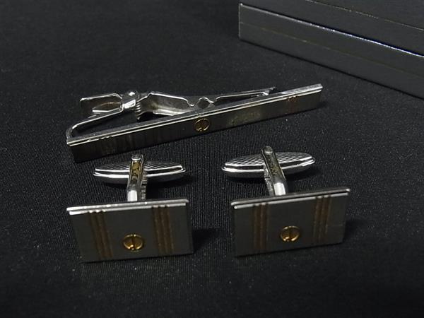 商品情報 ブランド名 dunhill ダンヒル 状態ランク Bランク ライン カラーシルバー系×ゴールド系 素材 サイズ タイピン 全長 約5.5cmカフス W 約2cm　H 約1.2cm ポケット 付属品画像内にあるものが全てになります ...