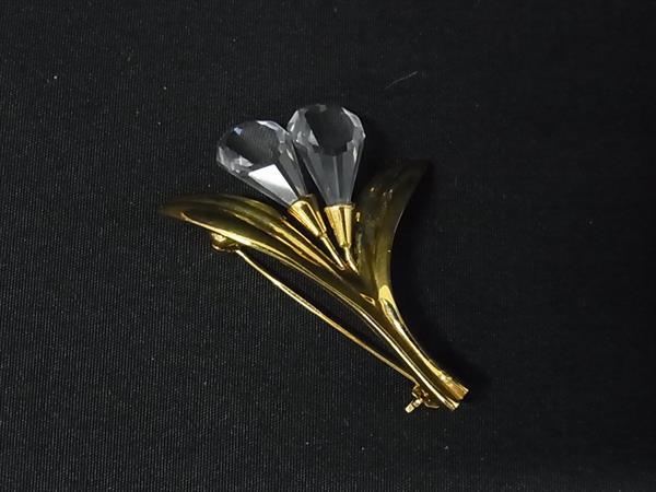 商品情報 ブランド名 SWAROVSKI スワロフスキー 状態ランク ABランク(美品) ライン カラーゴールド系×クリア 素材 サイズ(cm) W 約4.1cm　H 約3.2cm サイズ(inch) ポケット 付属品画像内にあるものが全てになります シリアル及び刻印 状態使用感小　擦れ小　小傷歪み小　くすみ小 □□□　状態ランクについて　□□□ 【N】　新品 【S】　未使用品（展示品など） 【A】　傷汚れが少なく状態の良い商品 【B】　程よい使用感や多少の傷、汚れはあるが程度良好の商品 【C】　使用感の他、目立つ傷や汚れが見れる商品 【D】　かなり大きな痛みがある難あり商品 ※記載させていただきました状態説明・ランクは、あくまで弊社基準にて判断したものとなります。 その為、個人差による主観の差が生じる場合も御座いますので、あらかじめご了承頂いた上で、ご検討下さいませ。 pleasure（株式会社peace）が販売しています。 出品中の商品につきましては全て正規品(本物）でございます。 （古物許可証第305521507463東京都公安委員会）