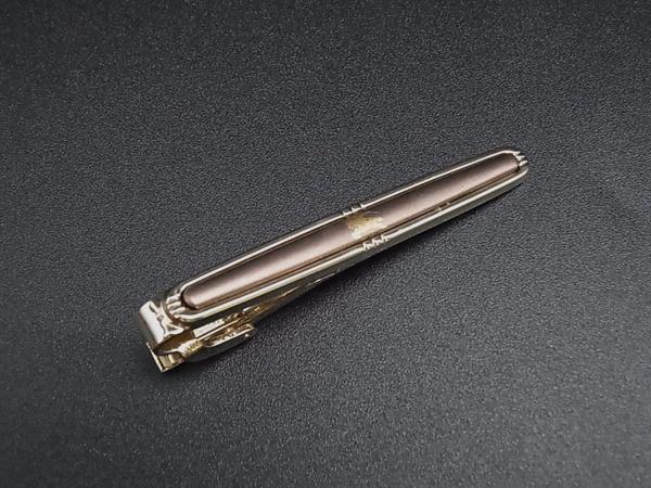 商品情報 ブランド名 Burberrys バーバリーズ 状態ランク ABランク(美品) ライン カラーゴールド系×ブロンズ系 素材 サイズ 全長:約5.5cm ポケット 付属品画像内にあるものが全てになります シリアル及び刻印 状態使用感小...