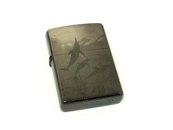 商品情報 ブランド名 ZIPPO ジッポー 状態ランク Bランク ライン カラーシルバー系 素材 サイズ(cm) W 約3.7cm　H 約5.6cm　D 約1.2cm サイズ(inch) W 約1.46inch　H 約2.20inch　D 約0.47inch ポケット 付属品画像内にあるものが全てになります シリアル及び刻印 状態使用感　擦れ　小傷　くすみ着火未確認　着火保証無し　現状渡し □□□　状態ランクについて　□□□ 【N】　新品 【S】　未使用品（展示品など） 【A】　傷汚れが少なく状態の良い商品 【B】　程よい使用感や多少の傷、汚れはあるが程度良好の商品 【C】　使用感の他、目立つ傷や汚れが見れる商品 【D】　かなり大きな痛みがある難あり商品 ※記載させていただきました状態説明・ランクは、あくまで弊社基準にて判断したものとなります。 その為、個人差による主観の差が生じる場合も御座いますので、あらかじめご了承頂いた上で、ご検討下さいませ。 pleasure（株式会社peace）が販売しています。 出品中の商品につきましては全て正規品(本物）でございます。 （古物許可証第305521507463東京都公安委員会）