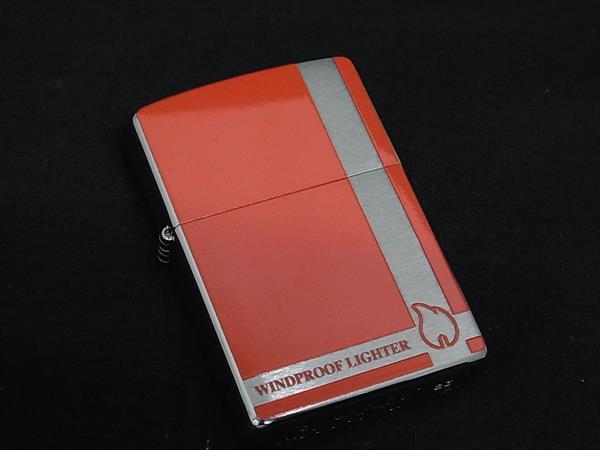 商品情報 ブランド名 ZIPPO ジッポー 状態ランク Sランク(展示品) ライン カラーオレンジ系×シルバー系 素材 サイズ(cm) W 約3.7cm　H 約5.5cm　D 約1.2cm サイズ(inch) ポケット 付属品画像内にあるものが全てになります シリアル及び刻印 状態擦れ小　汚れ小くすみ小　着火未確認　着火保証無し　現状渡し □□□　状態ランクについて　□□□ 【N】　新品 【S】　未使用品（展示品など） 【A】　傷汚れが少なく状態の良い商品 【B】　程よい使用感や多少の傷、汚れはあるが程度良好の商品 【C】　使用感の他、目立つ傷や汚れが見れる商品 【D】　かなり大きな痛みがある難あり商品 ※記載させていただきました状態説明・ランクは、あくまで弊社基準にて判断したものとなります。 その為、個人差による主観の差が生じる場合も御座いますので、あらかじめご了承頂いた上で、ご検討下さいませ。 pleasure（株式会社peace）が販売しています。 出品中の商品につきましては全て正規品(本物）でございます。 （古物許可証第305521507463東京都公安委員会）