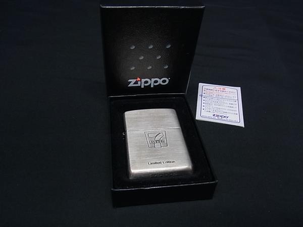 商品情報 ブランド名 ZIPPO ジッポー 状態ランク Aランク(極美品) ライン カラーシルバー系 素材 サイズ W 約3.5cm　H 約5.5cm　D 約1.2cm ポケット 付属品画像内にあるものが全てになります シリアル及び刻印 状態擦れ小　くすみ着火未確認　着火保証無し　現状渡し □□□　状態ランクについて　□□□ 【N】　新品 【S】　未使用品（展示品など） 【A】　傷汚れが少なく状態の良い商品 【B】　程よい使用感や多少の傷、汚れはあるが程度良好の商品 【C】　使用感の他、目立つ傷や汚れが見れる商品 【D】　かなり大きな痛みがある難あり商品 ※記載させていただきました状態説明・ランクは、あくまで弊社基準にて判断したものとなります。 その為、個人差による主観の差が生じる場合も御座いますので、あらかじめご了承頂いた上で、ご検討下さいませ。 pleasure（株式会社peace）が販売しています。 出品中の商品につきましては全て正規品(本物）でございます。 （古物許可証第305521507463東京都公安委員会）
