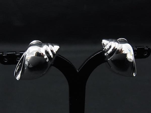 商品情報 ブランド名 NINA RICCI ニナリッチ 状態ランク ABランク(美品) ライン カラーシルバー系 素材 サイズ(cm) W 約1.4cm　H 約2.8cm サイズ(inch) W 約0.55inch　H 約1.10inch ポケット 付属品画像内にあるものが全てになります シリアル及び刻印 状態使用感小　擦れ小　小傷くすみ小 □□□　状態ランクについて　□□□ 【N】　新品 【S】　未使用品（展示品など） 【A】　傷汚れが少なく状態の良い商品 【B】　程よい使用感や多少の傷、汚れはあるが程度良好の商品 【C】　使用感の他、目立つ傷や汚れが見れる商品 【D】　かなり大きな痛みがある難あり商品 ※記載させていただきました状態説明・ランクは、あくまで弊社基準にて判断したものとなります。 その為、個人差による主観の差が生じる場合も御座いますので、あらかじめご了承頂いた上で、ご検討下さいませ。 pleasure（株式会社peace）が販売しています。 出品中の商品につきましては全て正規品(本物）でございます。 （古物許可証第305521507463東京都公安委員会）