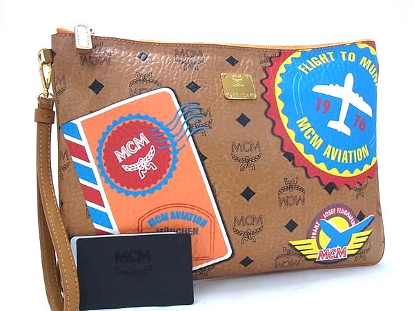 商品情報 ブランド名 MCM エムシーエム 状態ランク Sランク(未使用品) ライン カラーブラウン系 素材 レザー サイズ(cm) W 約29cm　H 約21cm　D 約1cm サイズ(inch) ポケット中 ポケット×1　中 ファスナーポケット×1 付属品画像内にあるものが全てになります シリアル及び刻印 状態擦れ小 □□□　状態ランクについて　□□□ 【N】　新品 【S】　未使用品（展示品など） 【A】　傷汚れが少なく状態の良い商品 【B】　程よい使用感や多少の傷、汚れはあるが程度良好の商品 【C】　使用感の他、目立つ傷や汚れが見れる商品 【D】　かなり大きな痛みがある難あり商品 ※記載させていただきました状態説明・ランクは、あくまで弊社基準にて判断したものとなります。 その為、個人差による主観の差が生じる場合も御座いますので、あらかじめご了承頂いた上で、ご検討下さいませ。 pleasure（株式会社peace）が販売しています。 出品中の商品につきましては全て正規品(本物）でございます。 （古物許可証第305521507463東京都公安委員会）