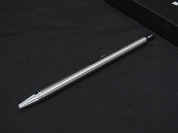 商品情報 ブランド名 PLATINUM プラチナ 状態ランク Aランク(極美品) ライン カラーシルバー系 素材 サイズ(cm) 全長:約14cm サイズ(inch) ポケット 付属品画像内にあるものが全てになります シリアル及び刻印 状態使用感小　擦れ小金具くすみ小　筆記確認済み　現状渡し □□□　状態ランクについて　□□□ 【N】　新品 【S】　未使用品（展示品など） 【A】　傷汚れが少なく状態の良い商品 【B】　程よい使用感や多少の傷、汚れはあるが程度良好の商品 【C】　使用感の他、目立つ傷や汚れが見れる商品 【D】　かなり大きな痛みがある難あり商品 ※記載させていただきました状態説明・ランクは、あくまで弊社基準にて判断したものとなります。 その為、個人差による主観の差が生じる場合も御座いますので、あらかじめご了承頂いた上で、ご検討下さいませ。 pleasure（株式会社peace）が販売しています。 出品中の商品につきましては全て正規品(本物）でございます。 （古物許可証第305521507463東京都公安委員会）