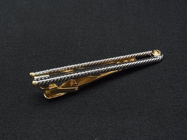 商品情報 ブランド名 dunhill ダンヒル 状態ランク ABランク(美品) ライン カラーゴールド系 素材 サイズ(cm) 全長:約5.8cm　幅:約0.7cm サイズ(inch) ポケット 付属品画像内にあるものが全てになります シリアル及び刻印 状態使用感小　擦れ小　小傷くすみ小 □□□　状態ランクについて　□□□ 【N】　新品 【S】　未使用品（展示品など） 【A】　傷汚れが少なく状態の良い商品 【B】　程よい使用感や多少の傷、汚れはあるが程度良好の商品 【C】　使用感の他、目立つ傷や汚れが見れる商品 【D】　かなり大きな痛みがある難あり商品 ※記載させていただきました状態説明・ランクは、あくまで弊社基準にて判断したものとなります。 その為、個人差による主観の差が生じる場合も御座いますので、あらかじめご了承頂いた上で、ご検討下さいませ。 pleasure（株式会社peace）が販売しています。 出品中の商品につきましては全て正規品(本物）でございます。 （古物許可証第305521507463東京都公安委員会）