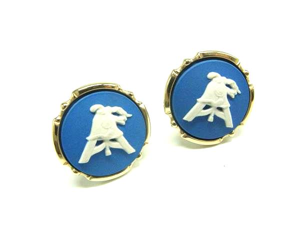 商品情報 ブランド名 WEDGWOOD ウェッジウッド 状態ランク ABランク(美品) ライン カラーブルー系×ゴールド系 素材 サイズ W 約2.3cm　H 約2.2cm ポケット 付属品画像内にあるものが全てになります シリアル及び刻印...