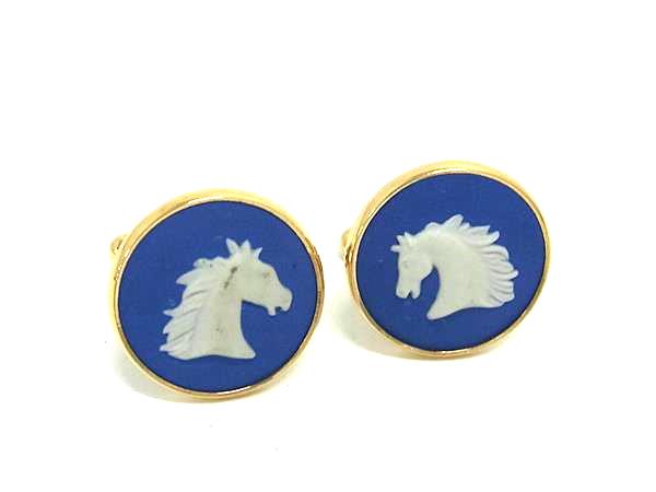 商品情報 ブランド名 WEDGWOOD ウェッジウッド 状態ランク Bランク ライン カラーブルー系×ホワイト系 素材 サイズ(cm) W 約1.9cm　H 約1.9cm サイズ(inch) W 約0.75inch　H 約0.75inch ポケット 付属品画像内にあるものが全てになります シリアル及び刻印 状態使用感　擦れ小　汚れ小 □□□　状態ランクについて　□□□ 【N】　新品 【S】　未使用品（展示品など） 【A】　傷汚れが少なく状態の良い商品 【B】　程よい使用感や多少の傷、汚れはあるが程度良好の商品 【C】　使用感の他、目立つ傷や汚れが見れる商品 【D】　かなり大きな痛みがある難あり商品 ※記載させていただきました状態説明・ランクは、あくまで弊社基準にて判断したものとなります。 その為、個人差による主観の差が生じる場合も御座いますので、あらかじめご了承頂いた上で、ご検討下さいませ。 pleasure（株式会社peace）が販売しています。 出品中の商品につきましては全て正規品(本物）でございます。 （古物許可証第305521507463東京都公安委員会）