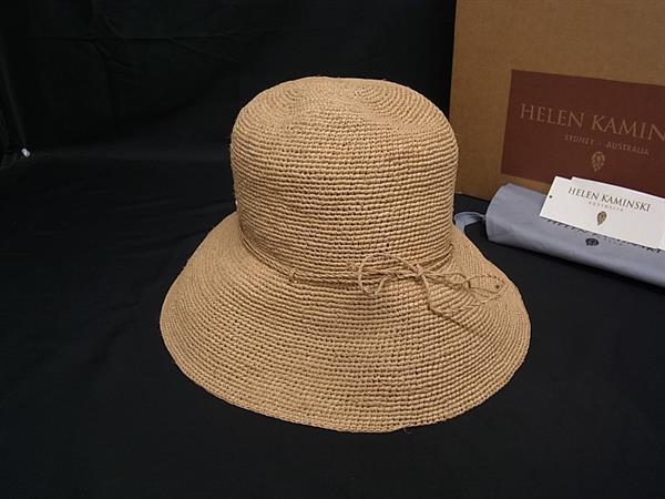 商品情報 ブランド名 HELEN KAMINSKI ヘレンカミンスキー 状態ランク Aランク(美品) ライン カラーベージュ系 素材 ラフィア サイズ(cm) 内周:約58.5cm　つば 約10.5cm サイズ(inch) ポケット 付属品画像内にあるものが全てになります シリアル及び刻印 状態使用感小　擦れ小　汚れ小 □□□　状態ランクについて　□□□ 【N】　新品 【S】　未使用品（展示品など） 【A】　傷汚れが少なく状態の良い商品 【B】　程よい使用感や多少の傷、汚れはあるが程度良好の商品 【C】　使用感の他、目立つ傷や汚れが見れる商品 【D】　かなり大きな痛みがある難あり商品 ※記載させていただきました状態説明・ランクは、あくまで弊社基準にて判断したものとなります。 その為、個人差による主観の差が生じる場合も御座いますので、あらかじめご了承頂いた上で、ご検討下さいませ。 pleasure（株式会社peace）が販売しています。 出品中の商品につきましては全て正規品(本物）でございます。 （古物許可証第305521507463東京都公安委員会）