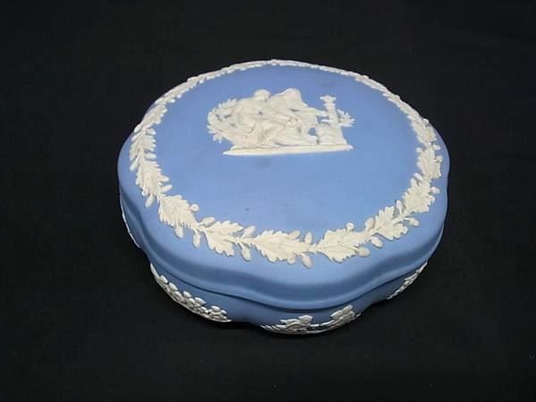 商品情報 ブランド名 WEDGWOOD ウェッジウッド 状態ランク Bランク ライン カラーライトブルー系×アイボリー系 素材 サイズ W 約13cm　H 約4.5cm　D 約13cm ポケット 付属品画像内にあるものが全てになります シリアル及び刻印 状態使用感　擦れ小　汚れ □□□　状態ランクについて　□□□ 【N】　新品 【S】　未使用品（展示品など） 【A】　傷汚れが少なく状態の良い商品 【B】　程よい使用感や多少の傷、汚れはあるが程度良好の商品 【C】　使用感の他、目立つ傷や汚れが見れる商品 【D】　かなり大きな痛みがある難あり商品 ※記載させていただきました状態説明・ランクは、あくまで弊社基準にて判断したものとなります。 その為、個人差による主観の差が生じる場合も御座いますので、あらかじめご了承頂いた上で、ご検討下さいませ。 pleasure（株式会社peace）が販売しています。 出品中の商品につきましては全て正規品(本物）でございます。 （古物許可証第305521507463東京都公安委員会）