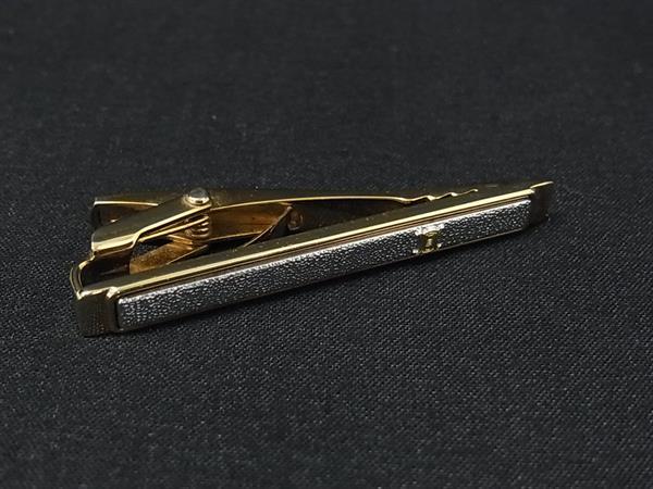商品情報 ブランド名 CELINE セリーヌ 状態ランク Bランク ライン カラーシルバー系×ゴールド系 素材 サイズ(cm) 全長:約5cm サイズ(inch) 全長:約1.57inch ポケット 付属品画像内にあるものが全てになります シリアル及び刻印 状態使用感　擦れ小　小傷　くすみ □□□　状態ランクについて　□□□ 【N】　新品 【S】　未使用品（展示品など） 【A】　傷汚れが少なく状態の良い商品 【B】　程よい使用感や多少の傷、汚れはあるが程度良好の商品 【C】　使用感の他、目立つ傷や汚れが見れる商品 【D】　かなり大きな痛みがある難あり商品 ※記載させていただきました状態説明・ランクは、あくまで弊社基準にて判断したものとなります。 その為、個人差による主観の差が生じる場合も御座いますので、あらかじめご了承頂いた上で、ご検討下さいませ。 pleasure（株式会社peace）が販売しています。 出品中の商品につきましては全て正規品(本物）でございます。 （古物許可証第305521507463東京都公安委員会）
