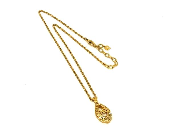商品情報 ブランド名 NINA RICCI ニナリッチ 状態ランク Bランク ライン カラーゴールド系 素材 サイズ(cm) 全長:約43cmトップ:W 約1.3cm　H 約2.5cm サイズ(inch) ポケット 付属品画像内にあるものが全てになります シリアル及び刻印 状態使用感　擦れ　くすみメッキ剥げ小 □□□　状態ランクについて　□□□ 【N】　新品 【S】　未使用品（展示品など） 【A】　傷汚れが少なく状態の良い商品 【B】　程よい使用感や多少の傷、汚れはあるが程度良好の商品 【C】　使用感の他、目立つ傷や汚れが見れる商品 【D】　かなり大きな痛みがある難あり商品 ※記載させていただきました状態説明・ランクは、あくまで弊社基準にて判断したものとなります。 その為、個人差による主観の差が生じる場合も御座いますので、あらかじめご了承頂いた上で、ご検討下さいませ。 pleasure（株式会社peace）が販売しています。 出品中の商品につきましては全て正規品(本物）でございます。 （古物許可証第305521507463東京都公安委員会）