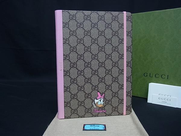 樂天商城 - ■新品■未使用■ GUCCI グッチ ディズニーコラボ デイジーダック GG柄 PVC×レザー ノートブック ベージュ系×ピンク系 FR7490