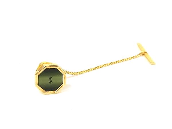 商品情報 ブランド名 YVESSAINTLAURENT イヴサンローラン 状態ランク Bランク ライン カラーゴールド系×グリーン系 素材 サイズ(cm) 全長:約5cm サイズ(inch) 全長:約1.97inch ポケット 付属品画像内にあるものが全てになります シリアル及び刻印 状態使用感小　擦れ小　小傷　くすみメッキ剥げ小 □□□　状態ランクについて　□□□ 【N】　新品 【S】　未使用品（展示品など） 【A】　傷汚れが少なく状態の良い商品 【B】　程よい使用感や多少の傷、汚れはあるが程度良好の商品 【C】　使用感の他、目立つ傷や汚れが見れる商品 【D】　かなり大きな痛みがある難あり商品 ※記載させていただきました状態説明・ランクは、あくまで弊社基準にて判断したものとなります。 その為、個人差による主観の差が生じる場合も御座いますので、あらかじめご了承頂いた上で、ご検討下さいませ。 pleasure（株式会社peace）が販売しています。 出品中の商品につきましては全て正規品(本物）でございます。 （古物許可証第305521507463東京都公安委員会）