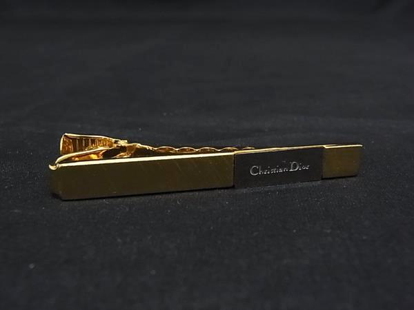 商品情報 ブランド名 ChristianDior クリスチャンディオール 状態ランク ABランク(美品) ライン カラーゴールド系×シルバー系 素材 サイズ(cm) 全長:約5.3cm サイズ(inch) 全長:約2.09inch ポケット 付属品画像内にあるものが全てになります シリアル及び刻印 状態使用感小　擦れ小　小傷くすみ小　ロゴプレート補修済み　のり汚れ小 □□□　状態ランクについて　□□□ 【N】　新品 【S】　未使用品（展示品など） 【A】　傷汚れが少なく状態の良い商品 【B】　程よい使用感や多少の傷、汚れはあるが程度良好の商品 【C】　使用感の他、目立つ傷や汚れが見れる商品 【D】　かなり大きな痛みがある難あり商品 ※記載させていただきました状態説明・ランクは、あくまで弊社基準にて判断したものとなります。 その為、個人差による主観の差が生じる場合も御座いますので、あらかじめご了承頂いた上で、ご検討下さいませ。 pleasure（株式会社peace）が販売しています。 出品中の商品につきましては全て正規品(本物）でございます。 （古物許可証第305521507463東京都公安委員会）