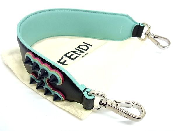 商品情報 ブランド名 FENDI フェンディ 状態ランク SAランク(極美品) ライン カラーブラック系 素材 レザー サイズ 全長 約41cm　幅 約4.5cm ポケット 付属品画像内にあるものが全てになります シリアル及び刻印 状態擦れ小　汚れ小 □□□　状態ランクについて　□□□ 【N】　新品 【S】　未使用品（展示品など） 【A】　傷汚れが少なく状態の良い商品 【B】　程よい使用感や多少の傷、汚れはあるが程度良好の商品 【C】　使用感の他、目立つ傷や汚れが見れる商品 【D】　かなり大きな痛みがある難あり商品 ※記載させていただきました状態説明・ランクは、あくまで弊社基準にて判断したものとなります。 その為、個人差による主観の差が生じる場合も御座いますので、あらかじめご了承頂いた上で、ご検討下さいませ。 pleasure（株式会社peace）が販売しています。 出品中の商品につきましては全て正規品(本物）でございます。 （古物許可証第305521507463東京都公安委員会）