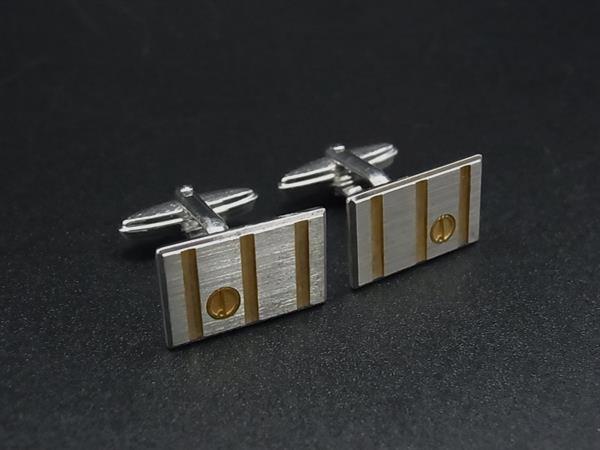 商品情報 ブランド名 dunhill ダンヒル 状態ランク ABランク ライン カラーシルバー系×ゴールド系 素材 サイズ W 約2cm　H 約1.2cm ポケット 付属品画像内にあるものが全てになります シリアル及び刻印 状態使用感小　擦...