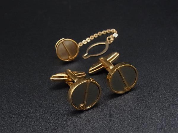 商品情報 ブランド名 dunhill ダンヒル 状態ランク ABランク(美品) ライン カラーシルバー系×ゴールド系 素材 サイズ カフス:W 約1.4cm　H 約1.4cmネクタイピン:W 約1cm　H 約1cm ポケット 付属品画像内にあるものが全てになります シリアル及び刻印 状態使用感小　擦れ小　小傷　くすみ □□□　状態ランクについて　□□□ 【N】　新品 【S】　未使用品（展示品など） 【A】　傷汚れが少なく状態の良い商品 【B】　程よい使用感や多少の傷、汚れはあるが程度良好の商品 【C】　使用感の他、目立つ傷や汚れが見れる商品 【D】　かなり大きな痛みがある難あり商品 ※記載させていただきました状態説明・ランクは、あくまで弊社基準にて判断したものとなります。 その為、個人差による主観の差が生じる場合も御座いますので、あらかじめご了承頂いた上で、ご検討下さいませ。 pleasure（株式会社peace）が販売しています。 出品中の商品につきましては全て正規品(本物）でございます。 （古物許可証第305521507463東京都公安委員会）