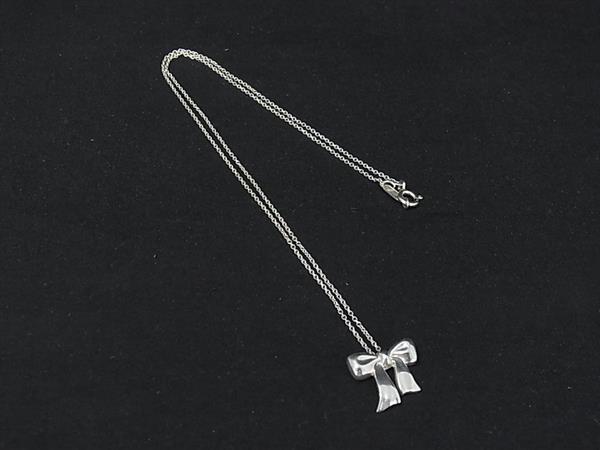 商品情報 ブランド名 TIFFANY＆Co ティファニー 状態ランク SAランク(新品同様) ライン カラーシルバー系 素材 SV925 サイズ(cm) 全長:約40.5cmトップ:W 約1.5cm　H 約1.3cm サイズ(inch) ポケット 付属品画像内にあるものが全てになります シリアル及び刻印 状態擦れ小くすみ小 □□□　状態ランクについて　□□□ 【N】　新品 【S】　未使用品（展示品など） 【A】　傷汚れが少なく状態の良い商品 【B】　程よい使用感や多少の傷、汚れはあるが程度良好の商品 【C】　使用感の他、目立つ傷や汚れが見れる商品 【D】　かなり大きな痛みがある難あり商品 ※記載させていただきました状態説明・ランクは、あくまで弊社基準にて判断したものとなります。 その為、個人差による主観の差が生じる場合も御座いますので、あらかじめご了承頂いた上で、ご検討下さいませ。 pleasure（株式会社peace）が販売しています。 出品中の商品につきましては全て正規品(本物）でございます。 （古物許可証第305521507463東京都公安委員会）