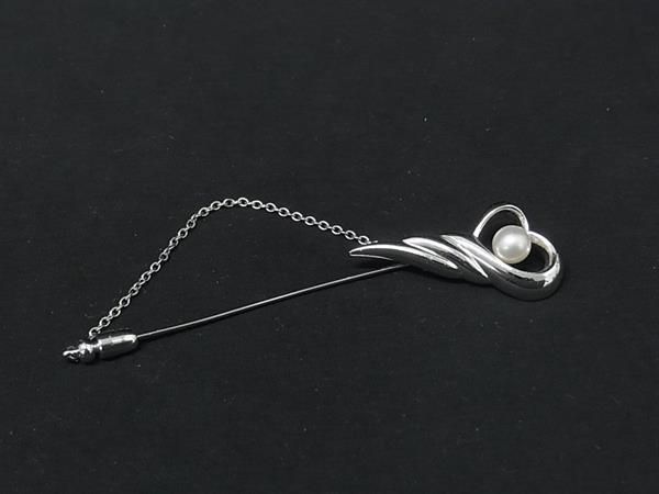 商品情報 ブランド名 TASAKI タサキ 状態ランク Bランク ライン カラーシルバー系×アイボリー系 素材 SV925 サイズ(cm) 全長:約8.8cmパール:約6mm サイズ(inch) 全長:約3.46inch ポケット 付属品画像内にあるものが全てになります シリアル及び刻印 状態使用感　擦れ　くすみピン歪み □□□　状態ランクについて　□□□ 【N】　新品 【S】　未使用品（展示品など） 【A】　傷汚れが少なく状態の良い商品 【B】　程よい使用感や多少の傷、汚れはあるが程度良好の商品 【C】　使用感の他、目立つ傷や汚れが見れる商品 【D】　かなり大きな痛みがある難あり商品 ※記載させていただきました状態説明・ランクは、あくまで弊社基準にて判断したものとなります。 その為、個人差による主観の差が生じる場合も御座いますので、あらかじめご了承頂いた上で、ご検討下さいませ。 pleasure（株式会社peace）が販売しています。 出品中の商品につきましては全て正規品(本物）でございます。 （古物許可証第305521507463東京都公安委員会）