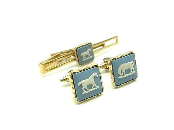 商品情報 ブランド名 STRATTON ストラットン 状態ランク ABランク ライン カラーライトブルー系×ゴールド系 素材 サイズ ネクタイピン:全長 約5.8cm　幅(最大部) 約1.3cmカフスボタンW 約1.7cm　H 約1.7cm...