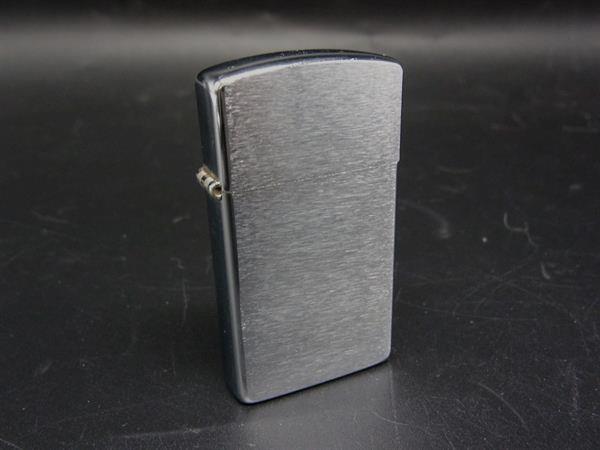 商品情報 ブランド名 ZIPPO ジッポー 状態ランク ABランク ライン カラーシルバー系 素材 サイズ W 約3.2cm　H 約5.5cm　D 約0.8cm ポケット 付属品画像内にあるものが全てになります シリアル及び刻印 状態使用感　汚れ　小傷　くすみ着火未確認　着火保証無し　現状渡し □□□　状態ランクについて　□□□ 【N】　新品 【S】　未使用品（展示品など） 【A】　傷汚れが少なく状態の良い商品 【B】　程よい使用感や多少の傷、汚れはあるが程度良好の商品 【C】　使用感の他、目立つ傷や汚れが見れる商品 【D】　かなり大きな痛みがある難あり商品 ※記載させていただきました状態説明・ランクは、あくまで弊社基準にて判断したものとなります。 その為、個人差による主観の差が生じる場合も御座いますので、あらかじめご了承頂いた上で、ご検討下さいませ。 pleasure（株式会社peace）が販売しています。 出品中の商品につきましては全て正規品(本物）でございます。 （古物許可証第305521507463東京都公安委員会）