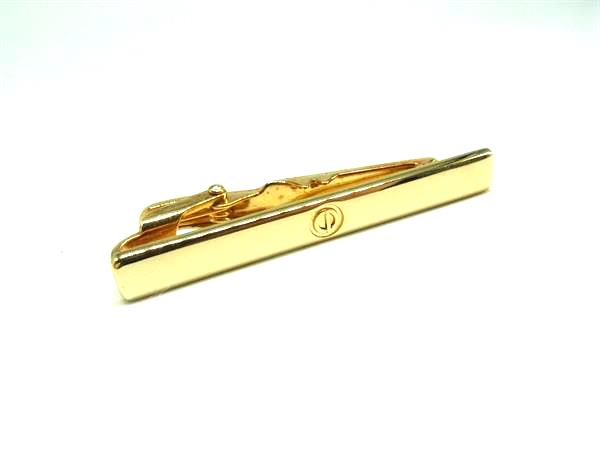 商品情報 ブランド名 dunhill ダンヒル 状態ランク Bランク ライン カラーゴールド系 素材 サイズ(cm) 全長:約5cm サイズ(inch) 全長:約1.97inch ポケット 付属品画像内にあるものが全てになります シリアル及び刻印 状態使用感　擦れ　小傷　くすみ □□□　状態ランクについて　□□□ 【N】　新品 【S】　未使用品（展示品など） 【A】　傷汚れが少なく状態の良い商品 【B】　程よい使用感や多少の傷、汚れはあるが程度良好の商品 【C】　使用感の他、目立つ傷や汚れが見れる商品 【D】　かなり大きな痛みがある難あり商品 ※記載させていただきました状態説明・ランクは、あくまで弊社基準にて判断したものとなります。 その為、個人差による主観の差が生じる場合も御座いますので、あらかじめご了承頂いた上で、ご検討下さいませ。 pleasure（株式会社peace）が販売しています。 出品中の商品につきましては全て正規品(本物）でございます。 （古物許可証第305521507463東京都公安委員会）