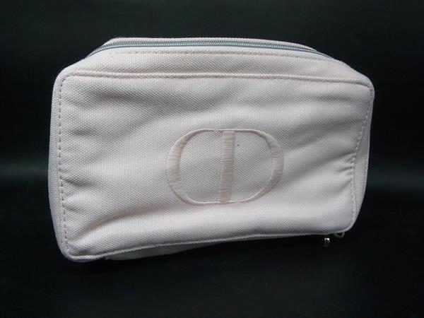 商品情報 ブランド名 ChristianDior クリスチャンディオール 状態ランク ABランク(美品) ライン カラーピンク系 素材 キャンバス サイズ(cm) W 約20cm　H 約12cm　D 約5cm サイズ(inch) ポケット中 ポケット×1 付属品画像内にあるものが全てになります シリアル及び刻印 状態使用感小　擦れ　汚れ小　金具小傷　金具くすみ □□□　状態ランクについて　□□□ 【N】　新品 【S】　未使用品（展示品など） 【A】　傷汚れが少なく状態の良い商品 【B】　程よい使用感や多少の傷、汚れはあるが程度良好の商品 【C】　使用感の他、目立つ傷や汚れが見れる商品 【D】　かなり大きな痛みがある難あり商品 ※記載させていただきました状態説明・ランクは、あくまで弊社基準にて判断したものとなります。 その為、個人差による主観の差が生じる場合も御座いますので、あらかじめご了承頂いた上で、ご検討下さいませ。 pleasure（株式会社peace）が販売しています。 出品中の商品につきましては全て正規品(本物）でございます。 （古物許可証第305521507463東京都公安委員会）