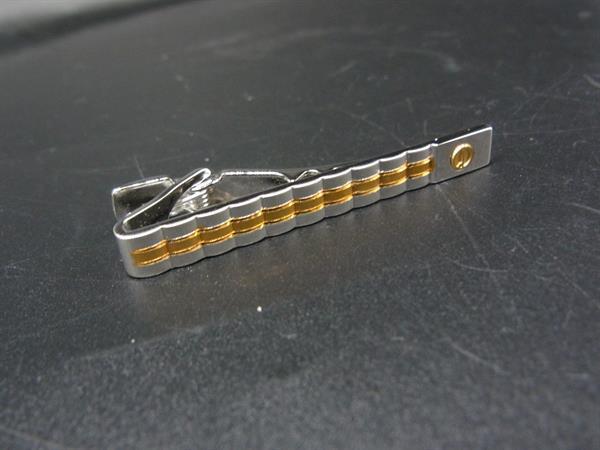 商品情報 ブランド名 dunhill ダンヒル 状態ランク ABランク ライン カラーシルバー系×ゴールド系 素材 サイズ(cm) 全長:約5cm サイズ(inch) ポケット 付属品画像内にあるものが全てになります シリアル及び刻印 状態使用感　擦れ　小傷　くすみ □□□　状態ランクについて　□□□ 【N】　新品 【S】　未使用品（展示品など） 【A】　傷汚れが少なく状態の良い商品 【B】　程よい使用感や多少の傷、汚れはあるが程度良好の商品 【C】　使用感の他、目立つ傷や汚れが見れる商品 【D】　かなり大きな痛みがある難あり商品 ※記載させていただきました状態説明・ランクは、あくまで弊社基準にて判断したものとなります。 その為、個人差による主観の差が生じる場合も御座いますので、あらかじめご了承頂いた上で、ご検討下さいませ。 pleasure（株式会社peace）が販売しています。 出品中の商品につきましては全て正規品(本物）でございます。 （古物許可証第305521507463東京都公安委員会）