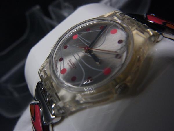 商品情報 ブランド名 SWATCH スウォッチ 状態ランク ABランク(美品) ライン カラーシルバー系×クリア 素材 サイズ(cm) フェイス 縦 約2.2cm　横 約2.2cm(リューズ含まず)　ブレス幅 (最大部)約1.7cm　腕周り 約20cm サイズ(inch) ポケット 付属品画像内にあるものが全てになります シリアル及び刻印 状態使用感小　汚れ小　小傷　くすみ動作未確認　日差不明　現状渡し □□□　状態ランクについて　□□□ 【N】　新品 【S】　未使用品（展示品など） 【A】　傷汚れが少なく状態の良い商品 【B】　程よい使用感や多少の傷、汚れはあるが程度良好の商品 【C】　使用感の他、目立つ傷や汚れが見れる商品 【D】　かなり大きな痛みがある難あり商品 ※記載させていただきました状態説明・ランクは、あくまで弊社基準にて判断したものとなります。 その為、個人差による主観の差が生じる場合も御座いますので、あらかじめご了承頂いた上で、ご検討下さいませ。 pleasure（株式会社peace）が販売しています。 出品中の商品につきましては全て正規品(本物）でございます。 （古物許可証第305521507463東京都公安委員会）