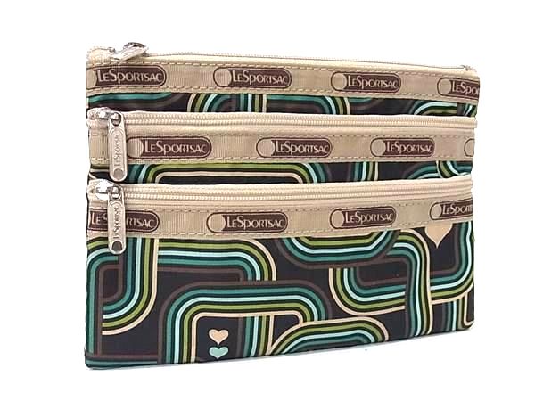 商品情報 ブランド名 LeSportsac レスポートサック 状態ランク ABランク(美品) ライン カラーブラウン系×マルチカラー 素材 ナイロン サイズ(cm) W 約18cm　H 約13cm　D 約1.5cm サイズ(inch) ポケット外 ファスナーポケット×2 付属品画像内にあるものが全てになります シリアル及び刻印 状態使用感小　擦れ小　汚れ小 □□□　状態ランクについて　□□□ 【N】　新品 【S】　未使用品（展示品など） 【A】　傷汚れが少なく状態の良い商品 【B】　程よい使用感や多少の傷、汚れはあるが程度良好の商品 【C】　使用感の他、目立つ傷や汚れが見れる商品 【D】　かなり大きな痛みがある難あり商品 ※記載させていただきました状態説明・ランクは、あくまで弊社基準にて判断したものとなります。 その為、個人差による主観の差が生じる場合も御座いますので、あらかじめご了承頂いた上で、ご検討下さいませ。 pleasure（株式会社peace）が販売しています。 出品中の商品につきましては全て正規品(本物）でございます。 （古物許可証第305521507463東京都公安委員会）