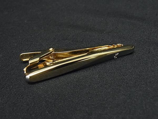 商品情報 ブランド名 YVESSAINTLAURENT イヴサンローラン 状態ランク ABランク(美品) ライン カラーゴールド系 素材 サイズ(cm) 全長:約5cm サイズ(inch) 全長:約1.97inch ポケット 付属品画像内にあるものが全てになります シリアル及び刻印 状態使用感小　擦れ小　小傷　くすみ □□□　状態ランクについて　□□□ 【N】　新品 【S】　未使用品（展示品など） 【A】　傷汚れが少なく状態の良い商品 【B】　程よい使用感や多少の傷、汚れはあるが程度良好の商品 【C】　使用感の他、目立つ傷や汚れが見れる商品 【D】　かなり大きな痛みがある難あり商品 ※記載させていただきました状態説明・ランクは、あくまで弊社基準にて判断したものとなります。 その為、個人差による主観の差が生じる場合も御座いますので、あらかじめご了承頂いた上で、ご検討下さいませ。 pleasure（株式会社peace）が販売しています。 出品中の商品につきましては全て正規品(本物）でございます。 （古物許可証第305521507463東京都公安委員会）