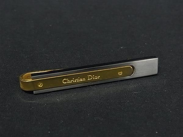 商品情報 ブランド名 ChristianDior クリスチャンディオール 状態ランク Bランク ライン カラーシルバー系×ゴールド系 素材 サイズ(cm) 全長:約5cm サイズ(inch) 全長:約1.97inch ポケット 付属品画像内にあるものが全てになります シリアル及び刻印 状態使用感　擦れ小　くすみ □□□　状態ランクについて　□□□ 【N】　新品 【S】　未使用品（展示品など） 【A】　傷汚れが少なく状態の良い商品 【B】　程よい使用感や多少の傷、汚れはあるが程度良好の商品 【C】　使用感の他、目立つ傷や汚れが見れる商品 【D】　かなり大きな痛みがある難あり商品 ※記載させていただきました状態説明・ランクは、あくまで弊社基準にて判断したものとなります。 その為、個人差による主観の差が生じる場合も御座いますので、あらかじめご了承頂いた上で、ご検討下さいませ。 pleasure（株式会社peace）が販売しています。 出品中の商品につきましては全て正規品(本物）でございます。 （古物許可証第305521507463東京都公安委員会）