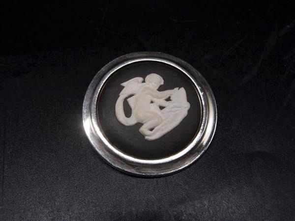 WEDGWOOD ウェッジウッド ジャスパー ブローチ ピンバッジ アクセサリー シルバー系×ブラック系 DL2438