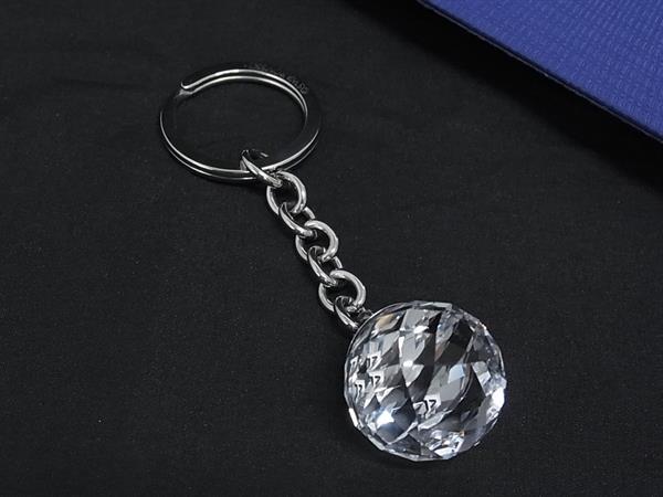 商品情報 ブランド名 SWAROVSKI スワロフスキー 状態ランク Aランク(極美品) ライン カラーシルバー系×クリア 素材 サイズ(cm) 全長:約9.5cm サイズ(inch) 全長:約3.74inch ポケット 付属品画像内にあるものが全てになります シリアル及び刻印 状態使用感小　擦れ小 □□□　状態ランクについて　□□□ 【N】　新品 【S】　未使用品（展示品など） 【A】　傷汚れが少なく状態の良い商品 【B】　程よい使用感や多少の傷、汚れはあるが程度良好の商品 【C】　使用感の他、目立つ傷や汚れが見れる商品 【D】　かなり大きな痛みがある難あり商品 ※記載させていただきました状態説明・ランクは、あくまで弊社基準にて判断したものとなります。 その為、個人差による主観の差が生じる場合も御座いますので、あらかじめご了承頂いた上で、ご検討下さいませ。 pleasure（株式会社peace）が販売しています。 出品中の商品につきましては全て正規品(本物）でございます。 （古物許可証第305521507463東京都公安委員会）